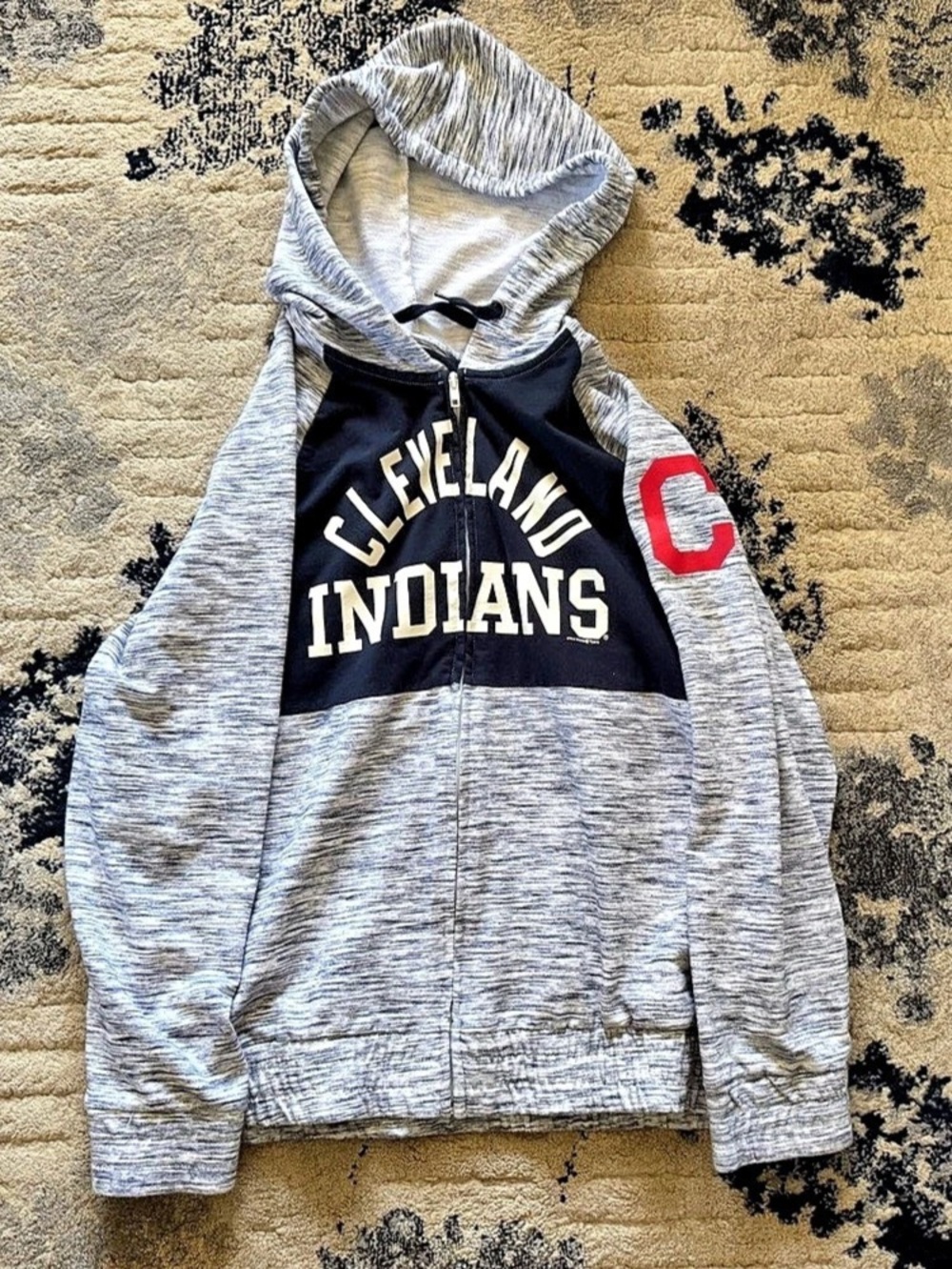 New Era MLB Cincinnati Reds Officially Licensed Merchandise hoodie Gray & Black